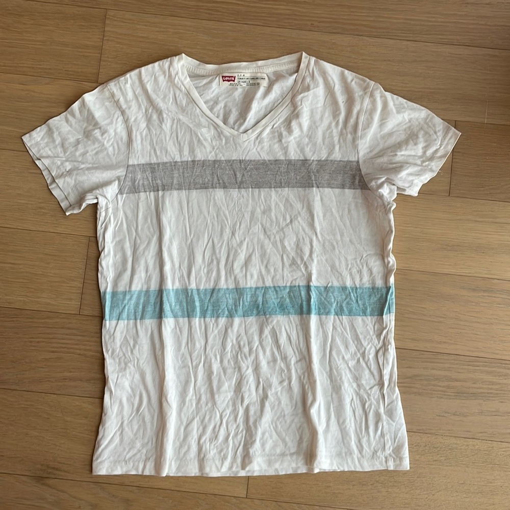 Levi’s V-Neck T-Shirt